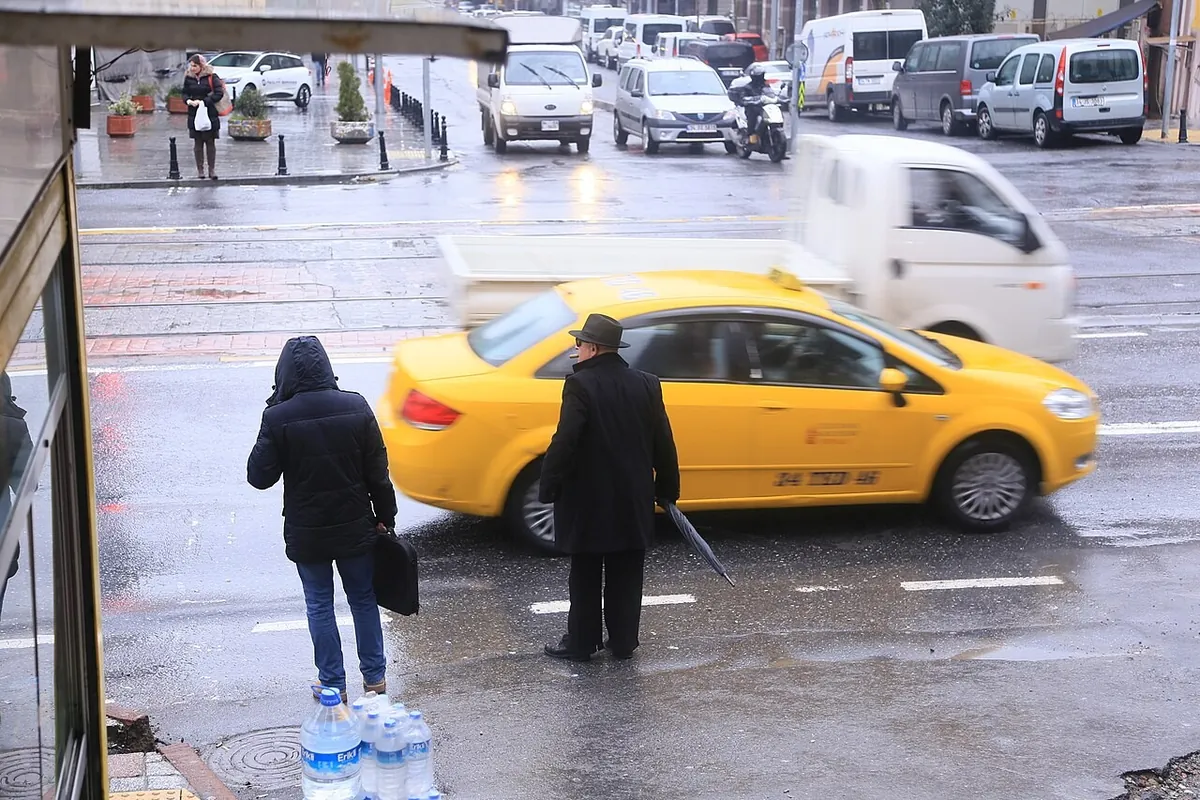 Жёлтое такси на улице Стамбула