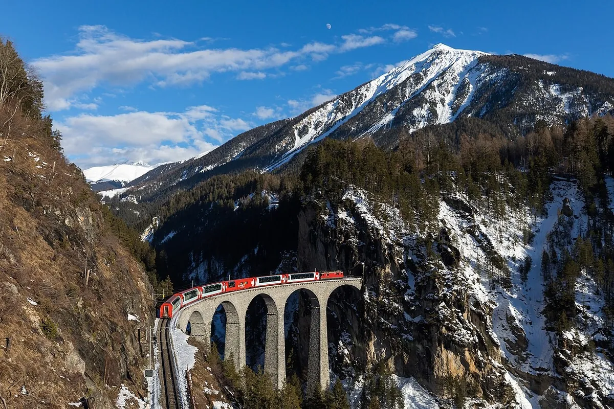 Поезд Glacier Express на виадуке Ландвассер, Швейцария